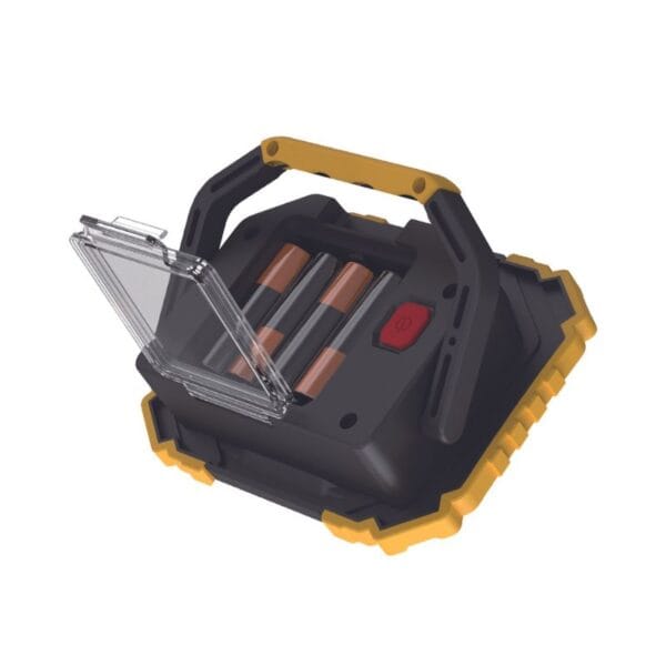 Luz de trabalho LED portátil preta/amarela com alça e tampa articulada revelando três pilhas AA em seu interior.