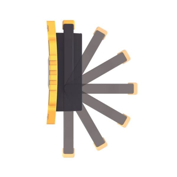 Um mecanismo de dobradiça dourado em várias posições sobre um fundo branco.