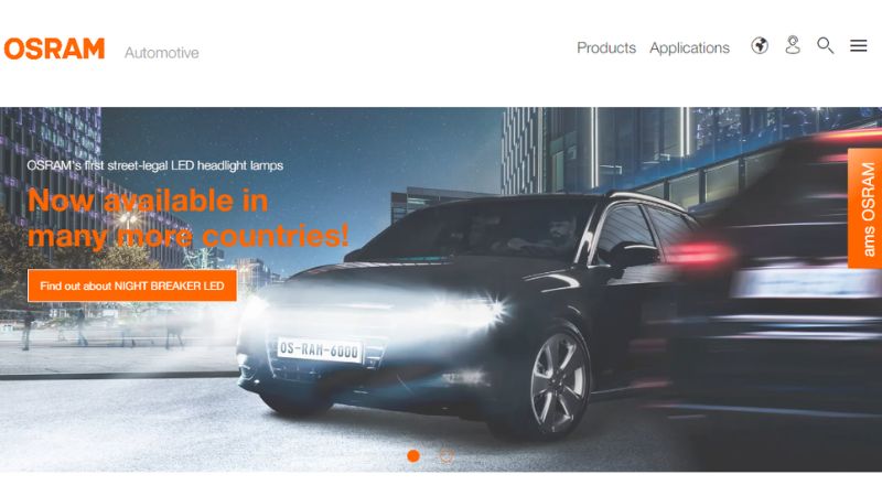 ヘッドライトを点灯した車が夜間走行しています。左上には OSRAM のロゴがあります。テキスト: 「現在、さらに多くの国で販売中」NIGHT BREAKER LED を宣伝しています。
