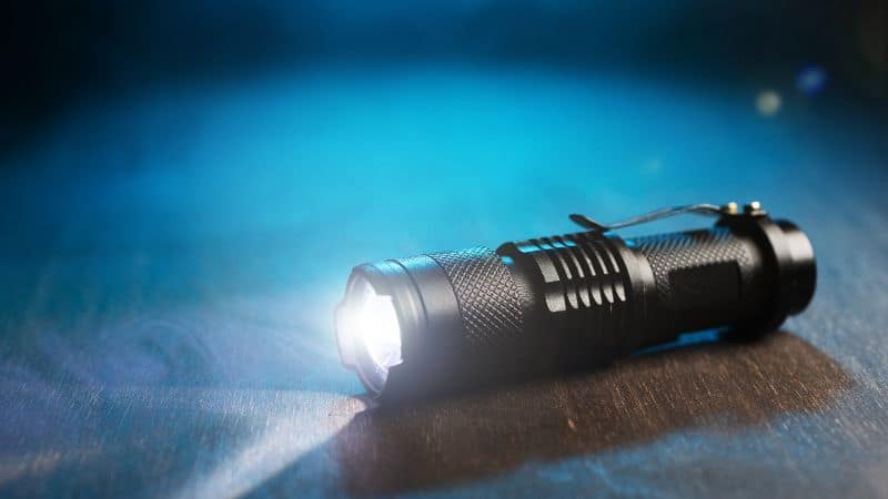 lampu suluh kalis air taktikal