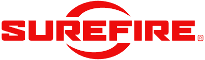 Logo SUREFIRE en rouge vif avec des arcs stylisés au-dessus et en dessous, sur fond blanc.