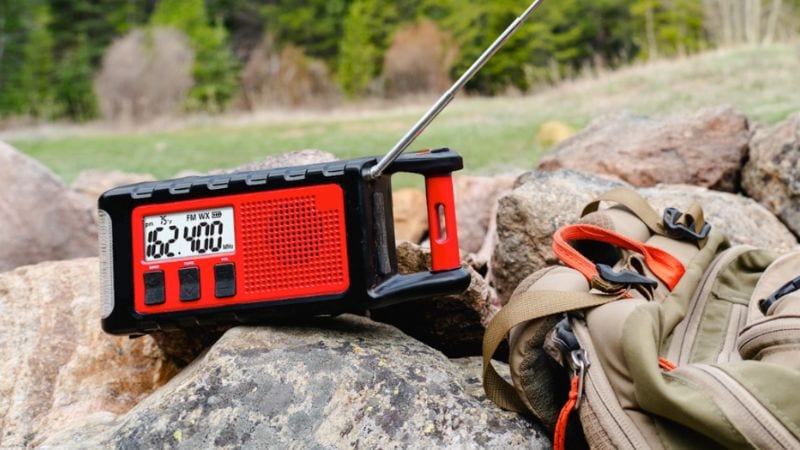 Radio d'urgence portable avec FM/AM, idéale pour le camping, la randonnée et les aventures en plein air.