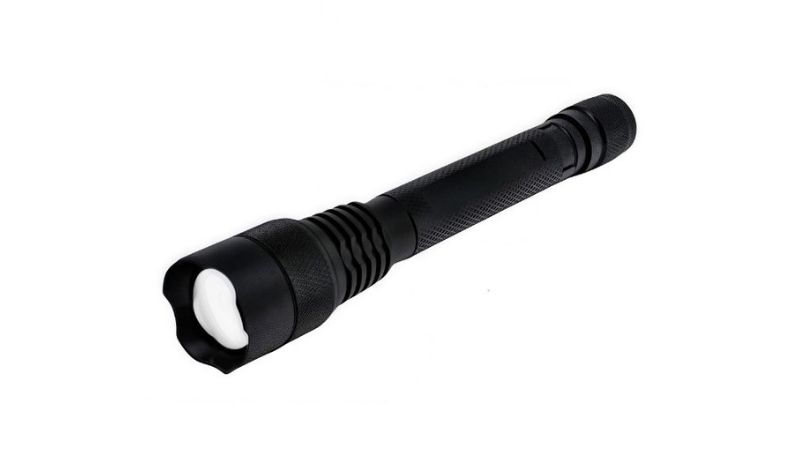 Lampe torche LED puissante, idéale pour le camping, les activités de plein air et les situations d'urgence.